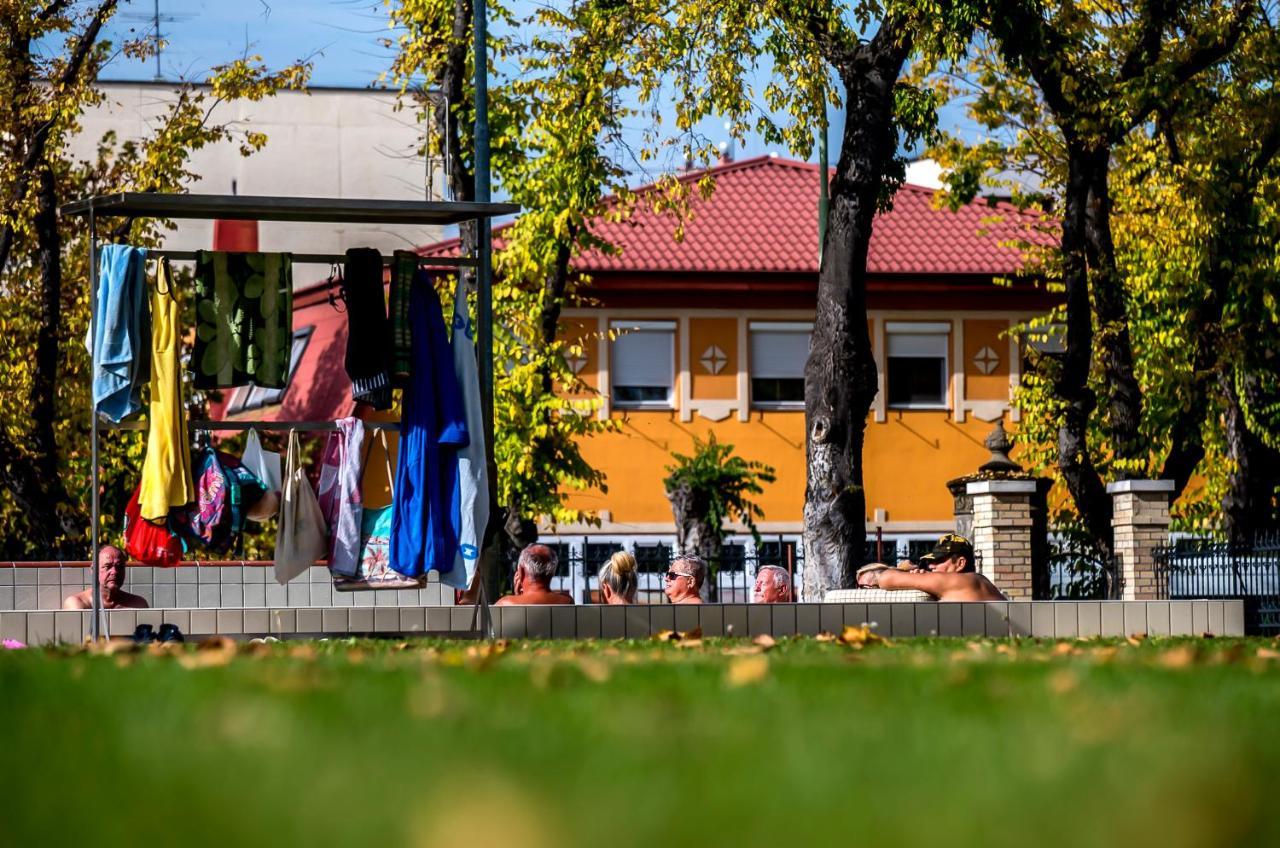 Bed and Breakfast CVSE Clubház és Panzió Cegléd Exterior foto